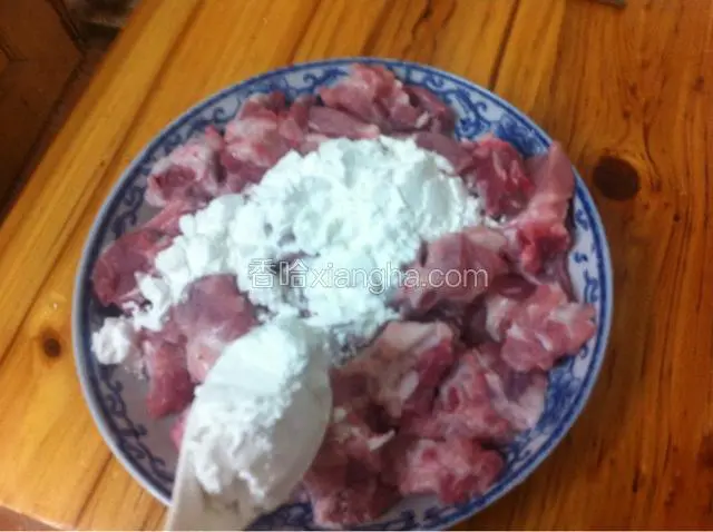 洗净的排骨加生粉5瓷羹