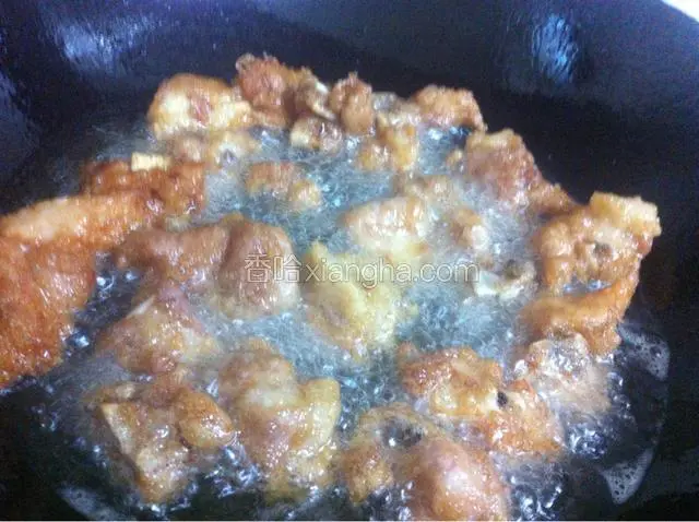 排骨炸至金黄色即可，时间大概需要8分钟