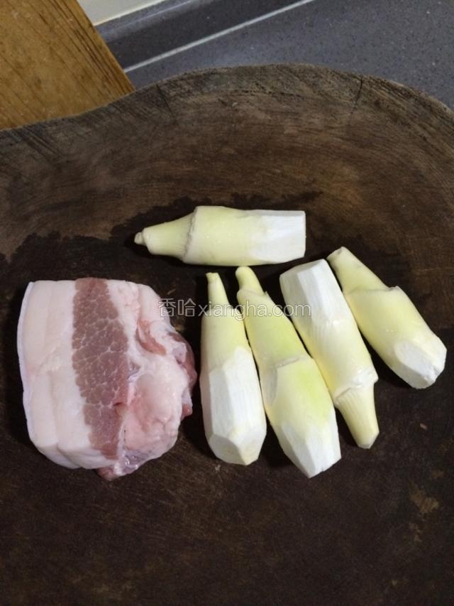 准备肉和茭白洗净。