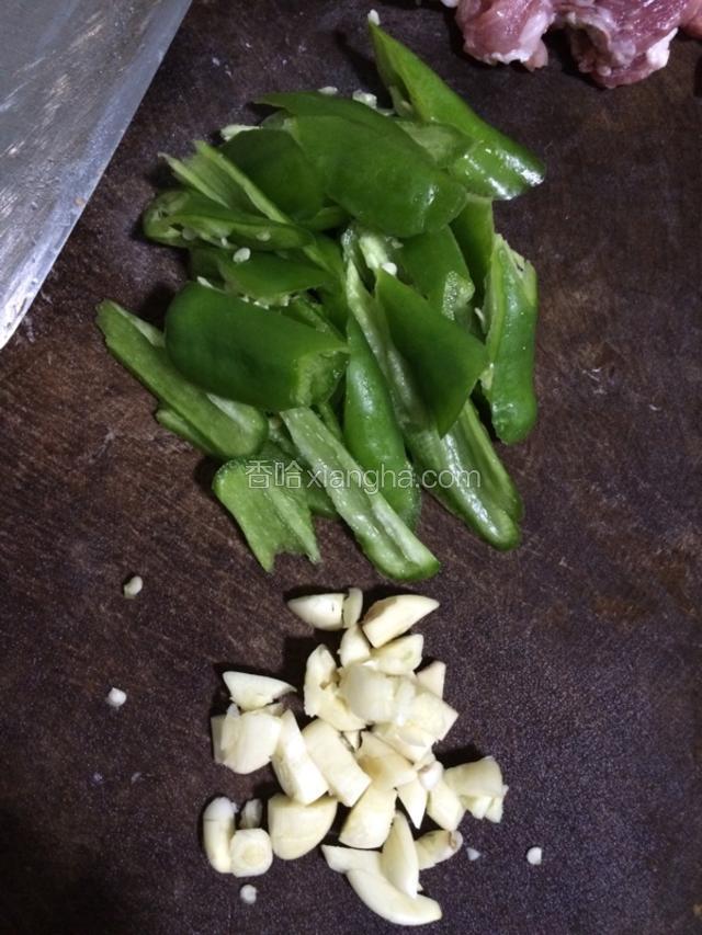 青椒去籽切块，蒜瓣切碎。