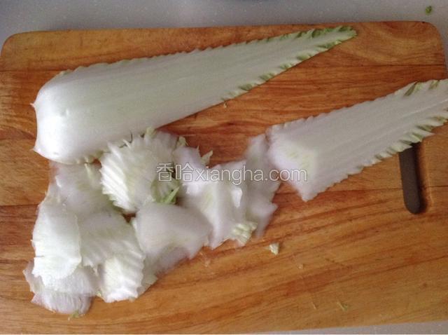 菜帮片成合适大小的薄片；