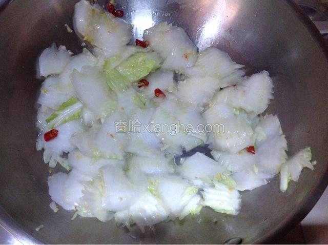 之后放入菜帮片翻炒均匀；
