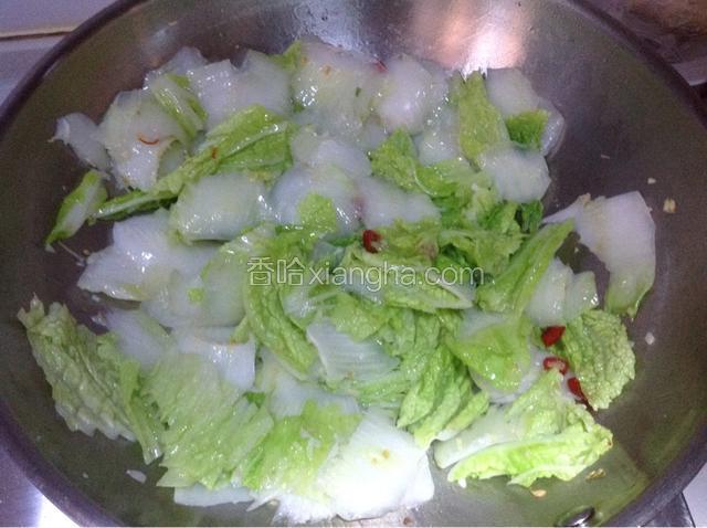 一两分钟后放入菜叶片一起翻炒；