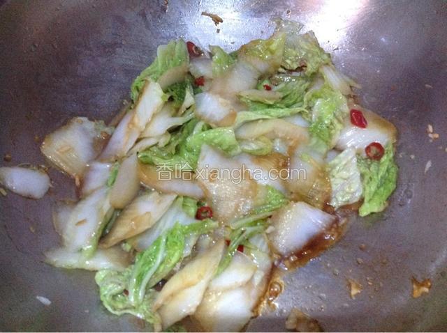 菜叶片变色后蚝油、生抽、糖醋和盐，翻炒均匀；