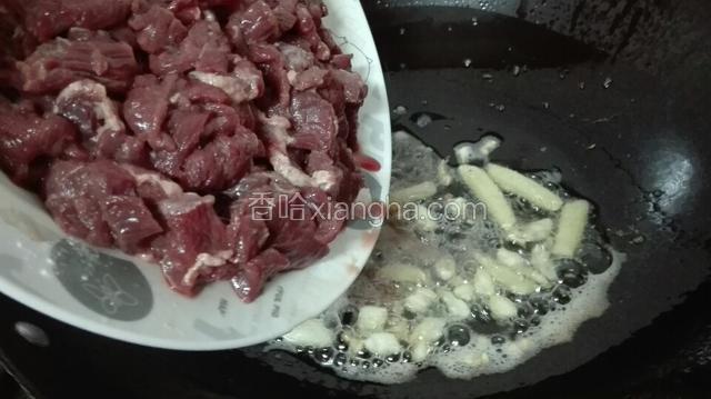 牛肉倒下大火翻炒。