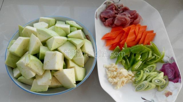 准备食材，茄子去皮切块，胡萝卜切菱形片，切葱花和蒜末，肉切薄片，辣椒切段。