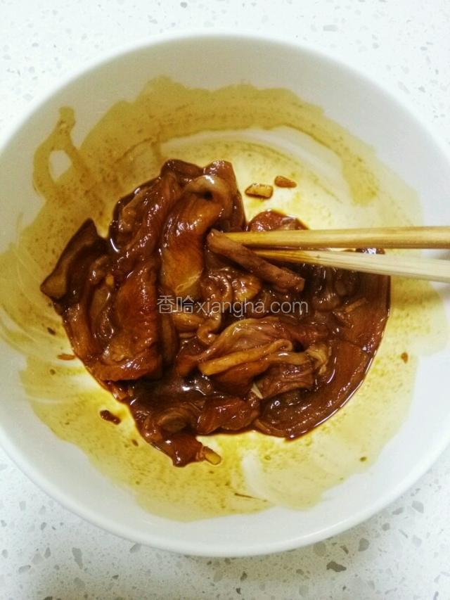 切好的肉片，放料酒，老抽，味极鲜，淀粉腌制