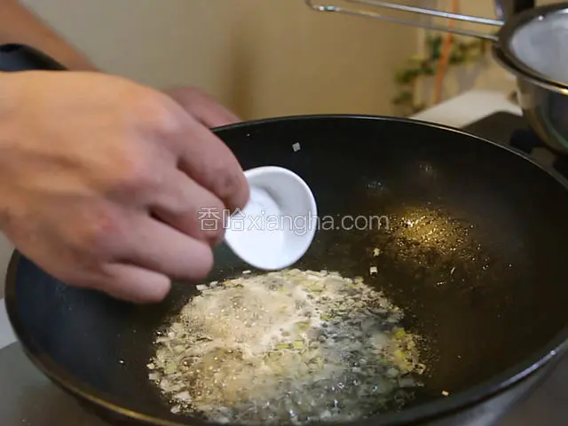 锅中烧热下色拉油10克，下入葱姜蒜爆香，放料酒，加少许清水，然后放盐、味精、白糖、鸡粉，大火烧开。