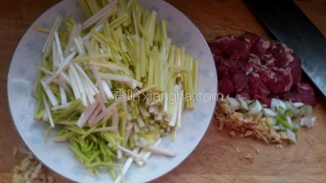 蒜黄洗净切寸段，羊肉切片，葱，姜备齐