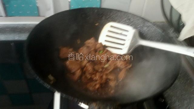 然后加入少许酱油炒匀