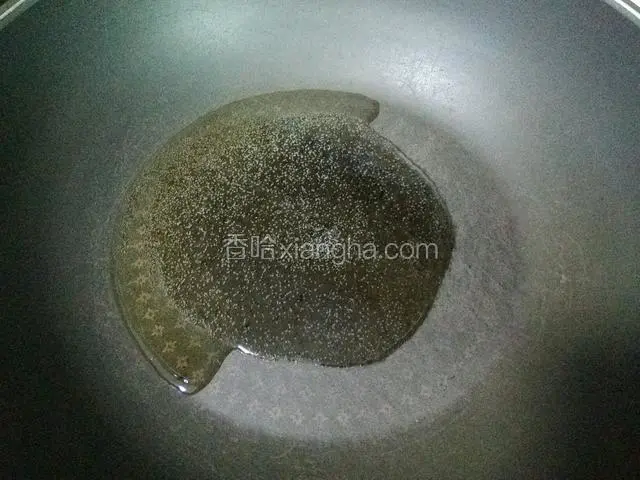 锅里放适量的油