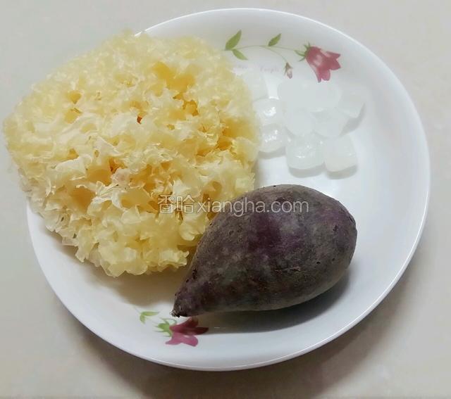 备齐食材。