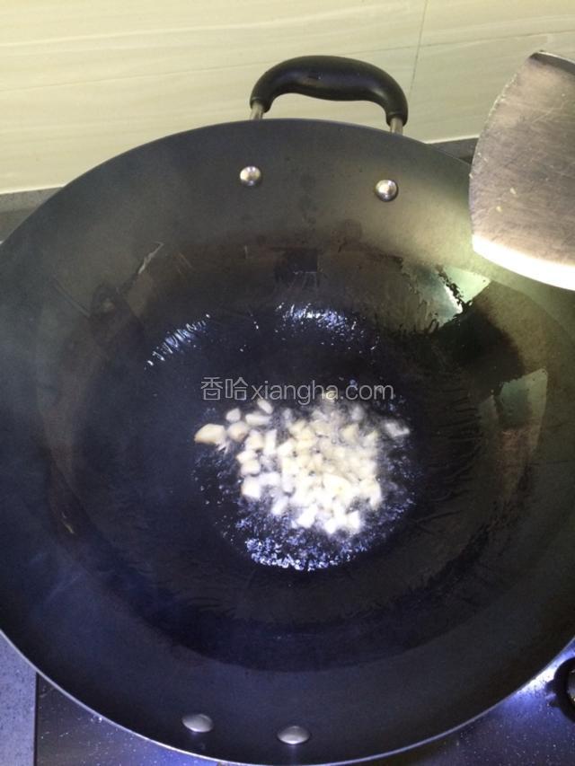 锅里放适量油，先将蒜煸炒出香味。