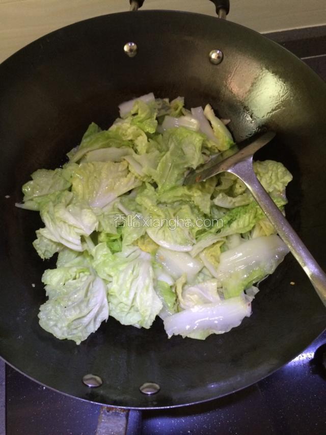 蒜煸炒出香味后，倒入白菜下去炒。
