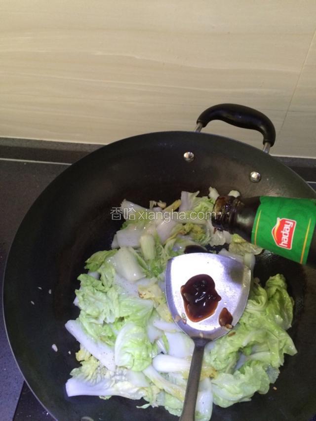 菜叶开始变软时，加入适量盐，还有蚝油继续翻炒均匀