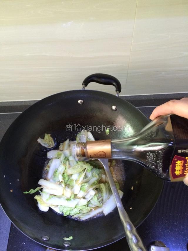 继续炒至断生，整个过程大约5分钟左右、最后滴入少许生抽提鲜，关火盛盘。