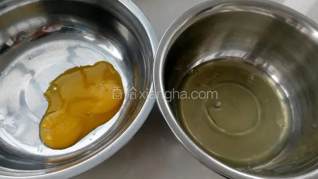 取两个干净无水无油的盆，把蛋清和蛋黄分离。