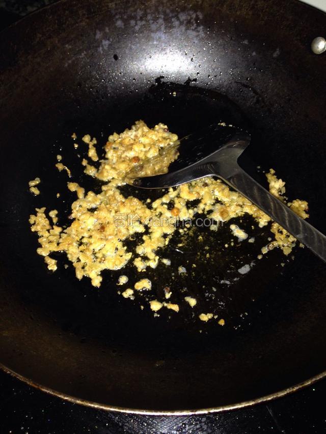 炒锅烧热，下食用油，小火先下油渣扁炒。