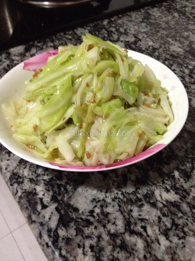 一份油亮、鲜香、脆口的油渣炒莲白就可上桌分享了。