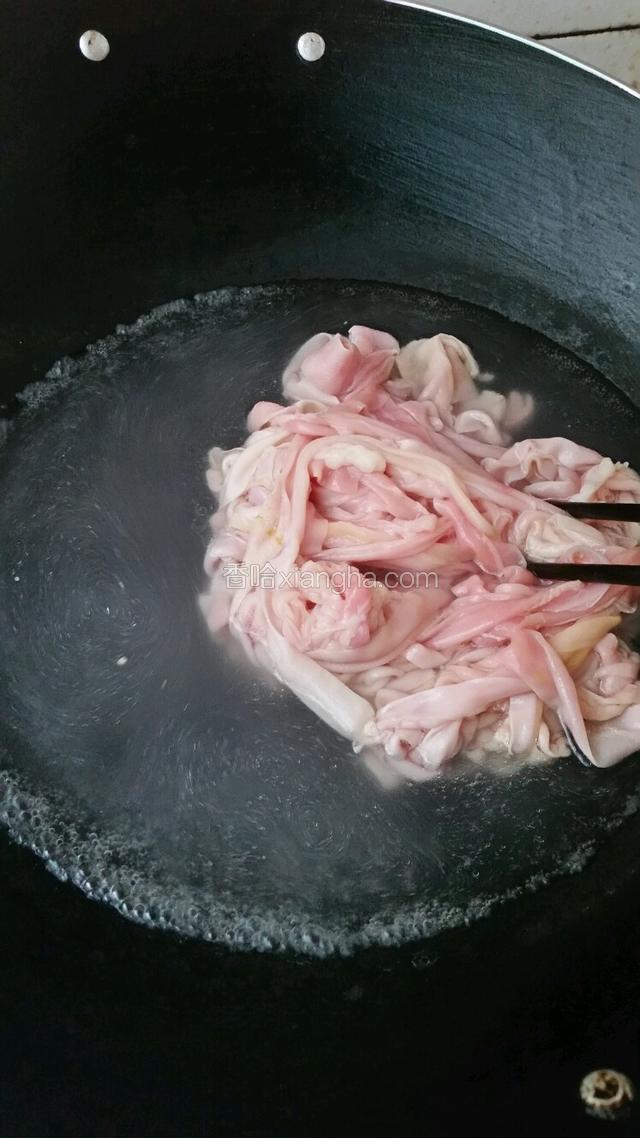 当水开时再入鸡鸭肠子下去煮，用筷子捞两下