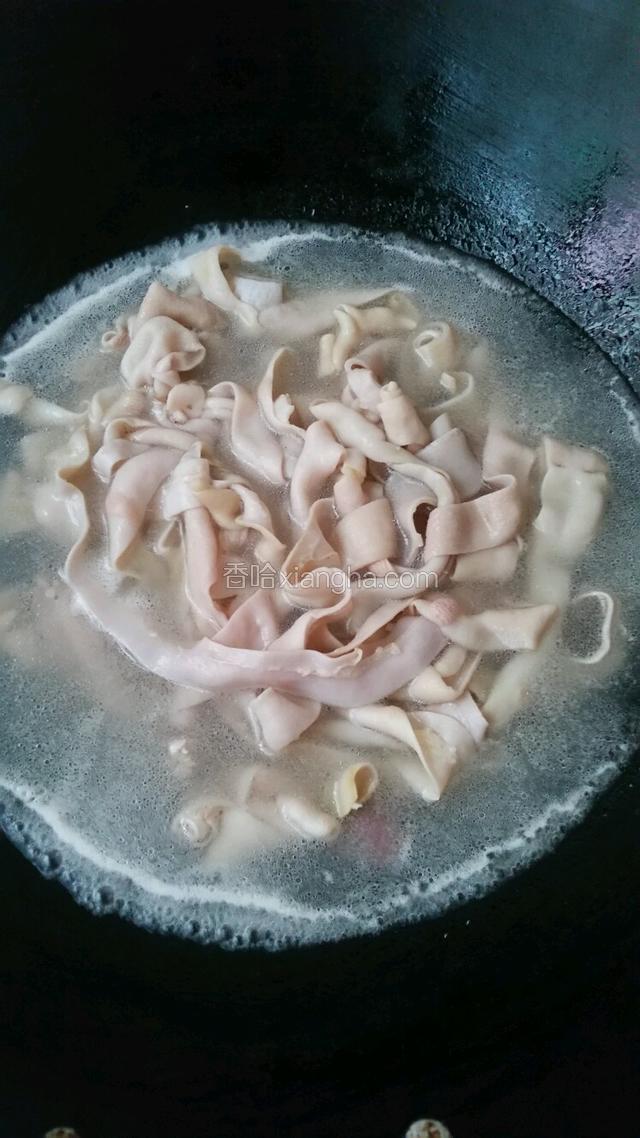 煮至鸡鸭肠子熟时捞起，用凉水冲洗一遍