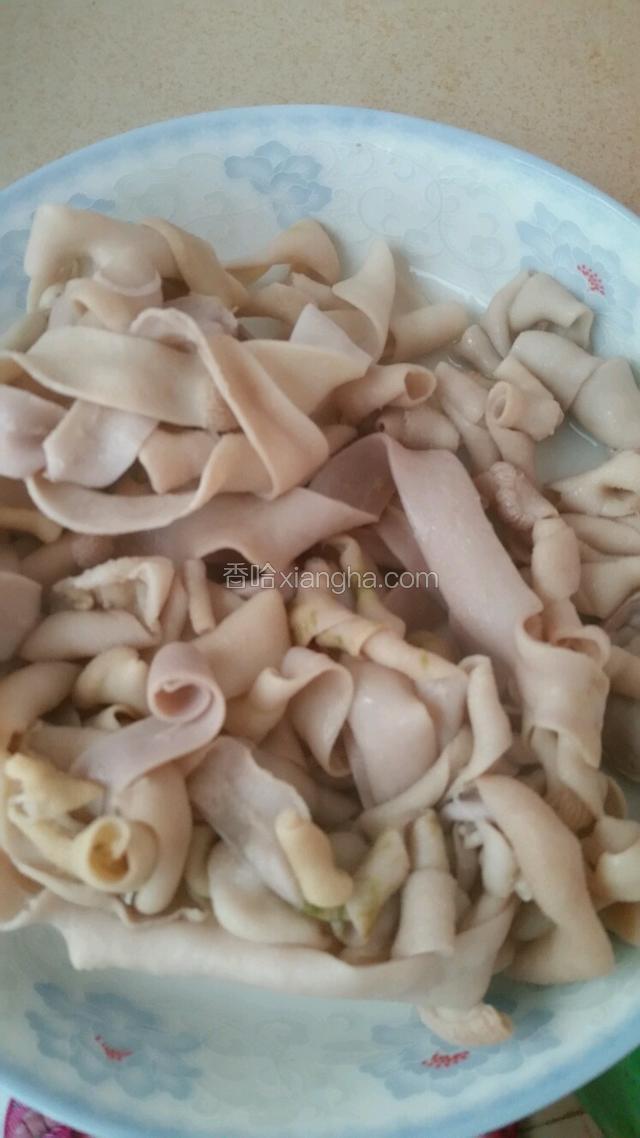 装盘，用凉水冲洗过的鸡鸭肠子就比较脆嫩