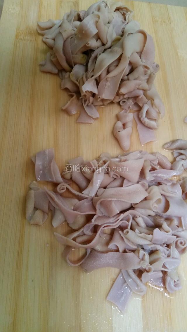 如图将鸡鸭肠子切成小块，装盘！