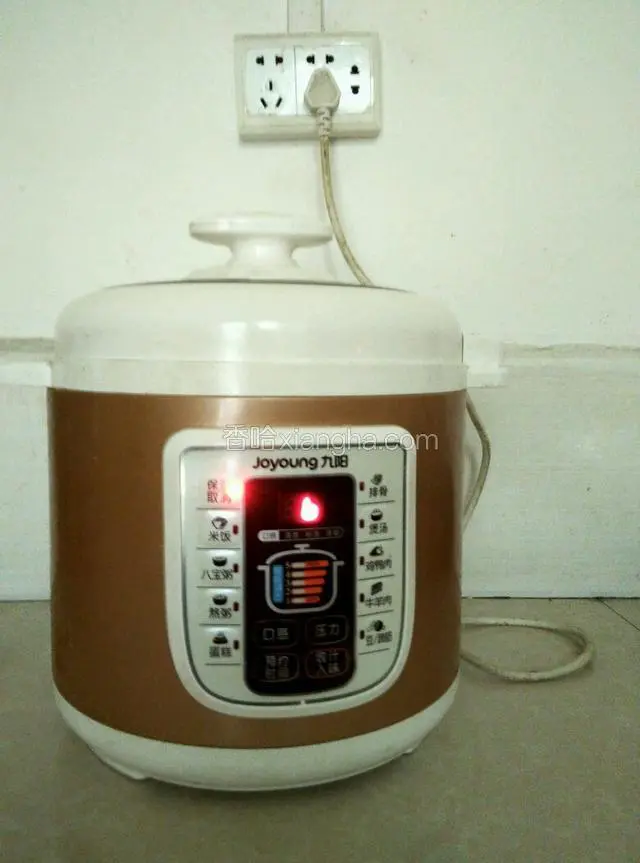 压力锅两个小时候自动调到保温，自动排气。