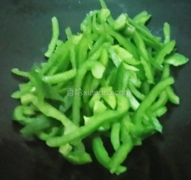 锅热，倒适量花生油。调成中火，放甜椒丝进去翻炒半分钟。