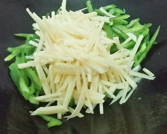 放土豆丝进去，加少许冷水。翻炒一分钟左右。（土豆有淀粉，会粘锅。）