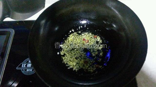 起锅烧油，油开了放蒜末，这时候火天小点儿，慢慢炸香蒜末，然后放干辣椒