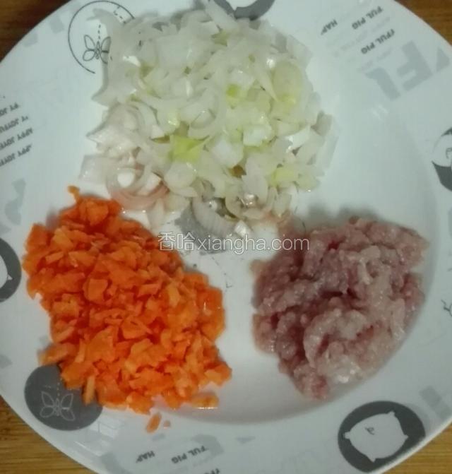 葱白胡萝卜切细粒，瘦肉剁成肉末。