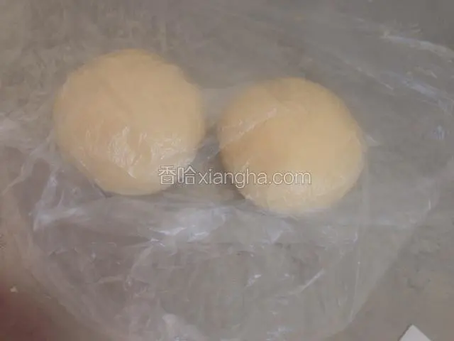 分割成两份，滚圆。中间发酵15分钟。