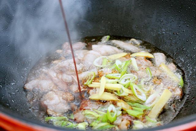 再放入葱花和姜片，调入适量的生抽和料酒炒匀。