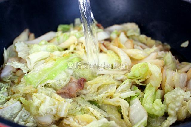 添适量清水和锅中食材一平。
