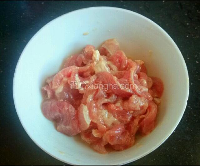 放一小勺盐，两勺红薯淀粉腌制瘦肉，加半勺花生油搅拌均匀。