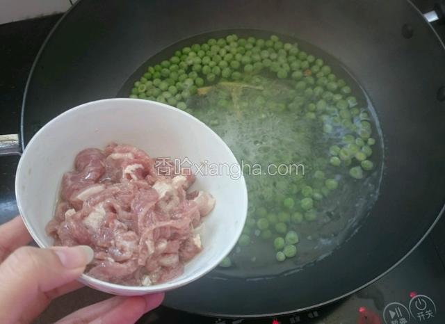 青豌豆熟烂以后倒入瘦肉。