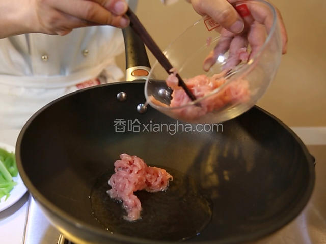 锅内下50克色拉油，大火将油烧至7成热，下入腌好的肉丝，滑熟后盛出加老抽2克，拌上颜色。