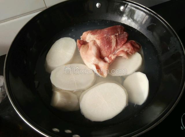 萝卜切大片和肉一起下锅煮，煮至肉用筷子扎没血水流出后捞起，萝卜继续煮到筷子能轻易扎透。