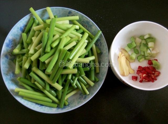 蒜苔切段，小米椒、香葱切小段，生姜切片