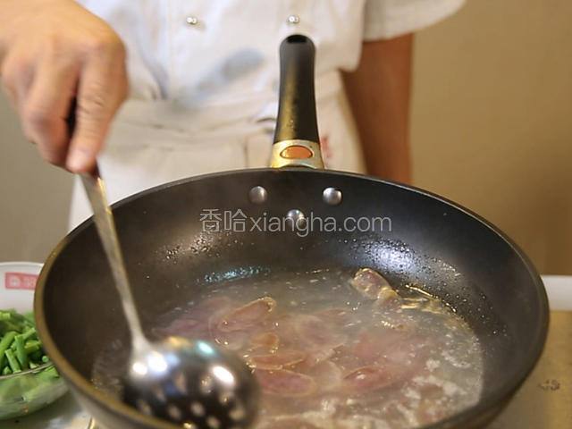 将长豆角、腊肠焯一下。