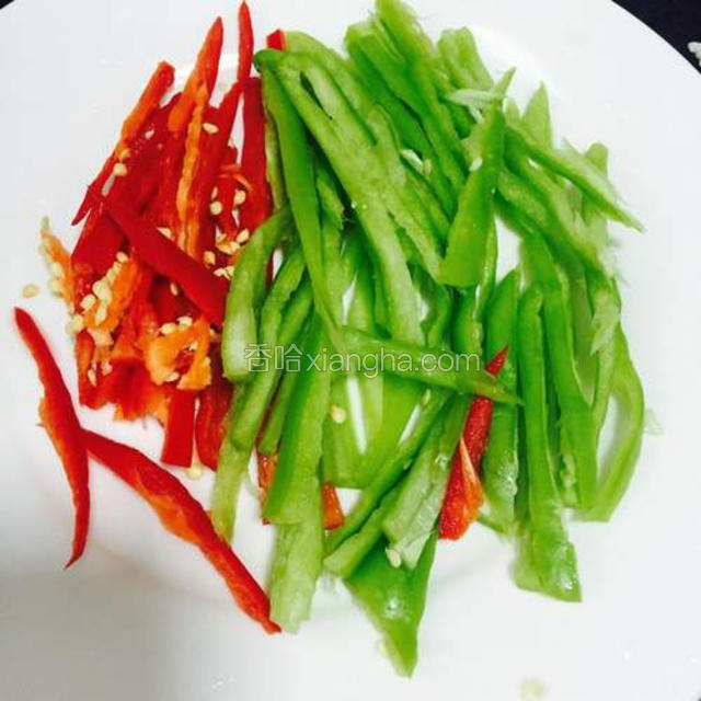 然后加入青椒和红椒丝翻炒片刻