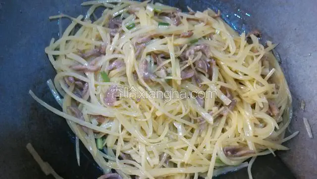加土豆丝，翻炒几分钟后加肉丝，盐，葱翻炒两分钟即可出锅。
