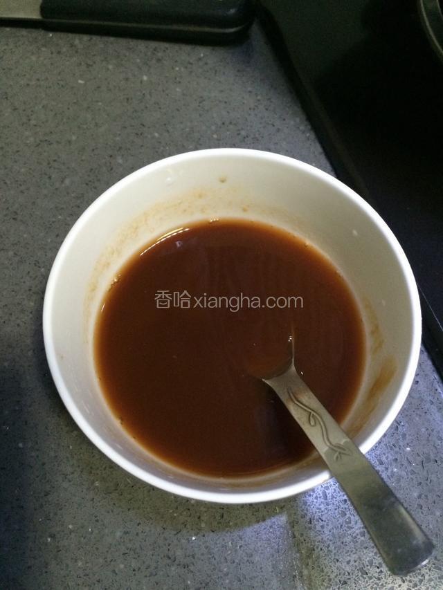 拿碗装小半碗清水，加入糖，醋，生抽，番茄酱，盐调均备用。