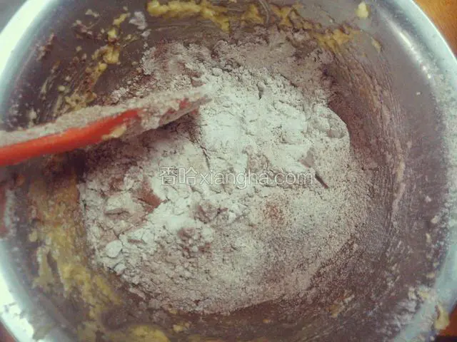 低筋粉和可可粉过筛加入打发的黄油中