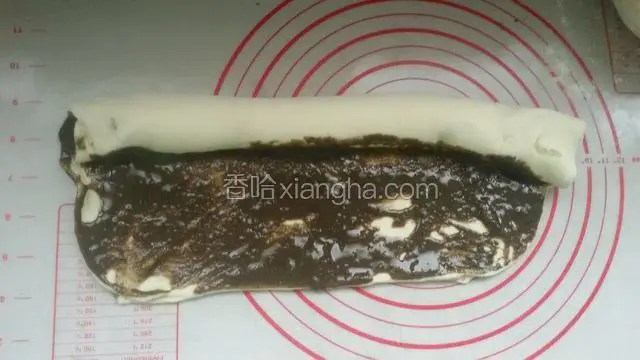 然后抹匀黑芝麻酱，放少许花椒盐，从一边卷实