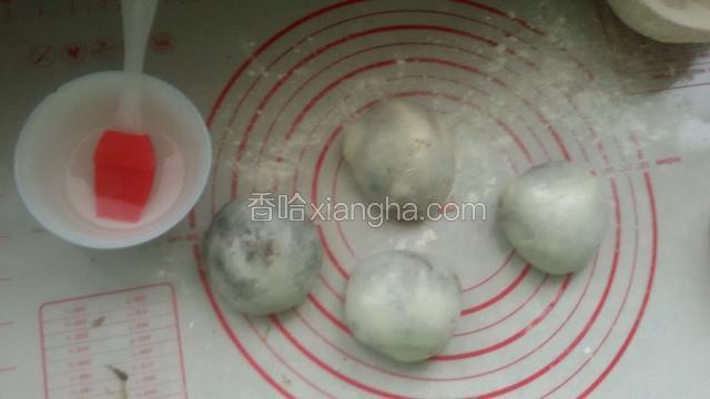 表面抹匀淡盐水