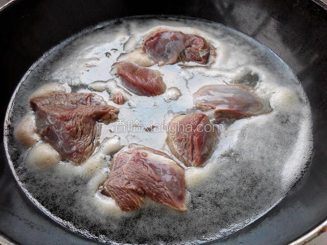 泡好的驴肉凉水下锅煮，煮开以后撇去上面的浮沫