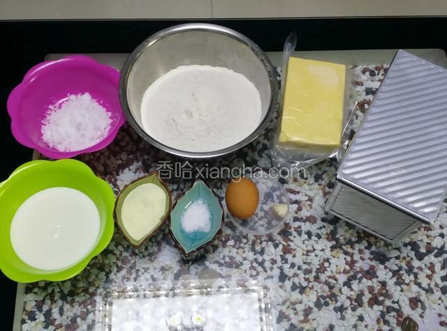 备好所有食材，把酵母放温牛奶里进行溶解