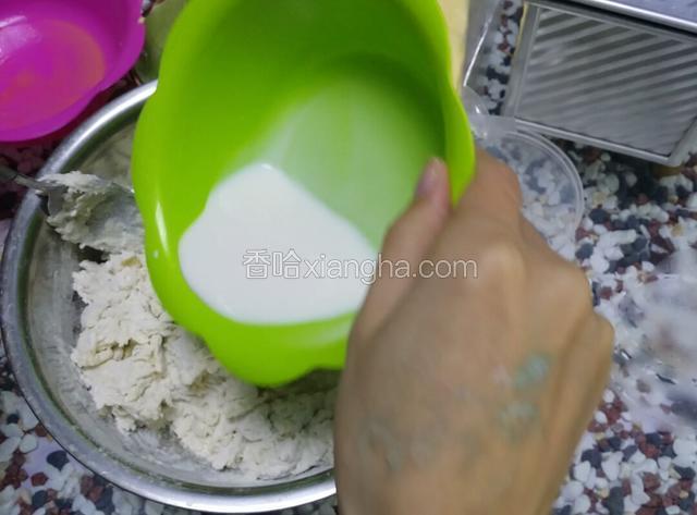 除黄油以外的食材依次加入面粉中，牛奶最后加，分三次一边搅拌一边倒入